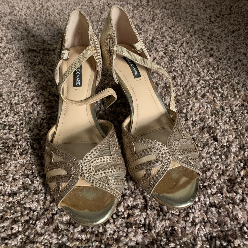 Short heel sandals in gold in good condition
